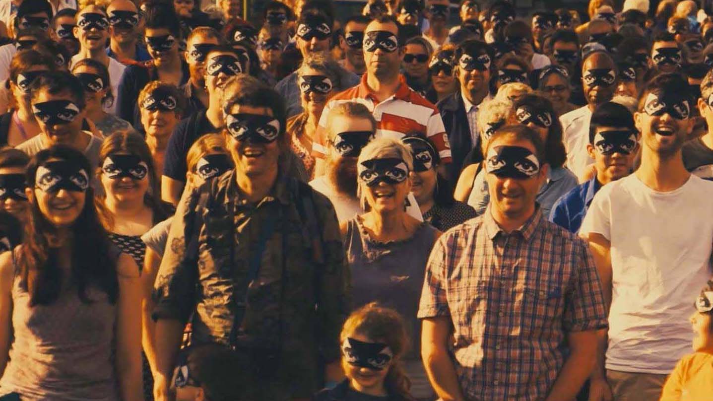 Crowd Little Sisters